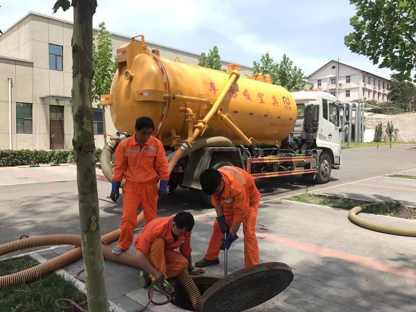 石壁镇管道疏通车停在窨井附近