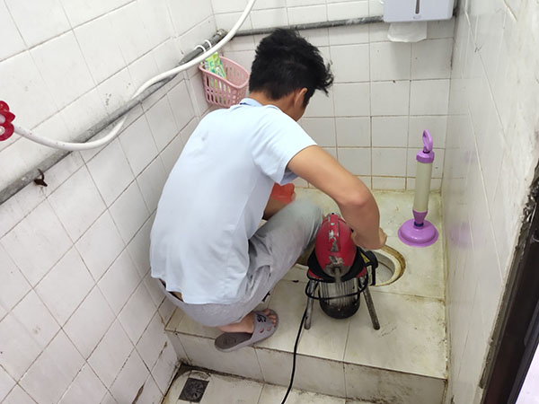 石壁镇肥皂掉到马桶里把马桶堵住了怎么办？马桶堵住了怎么办